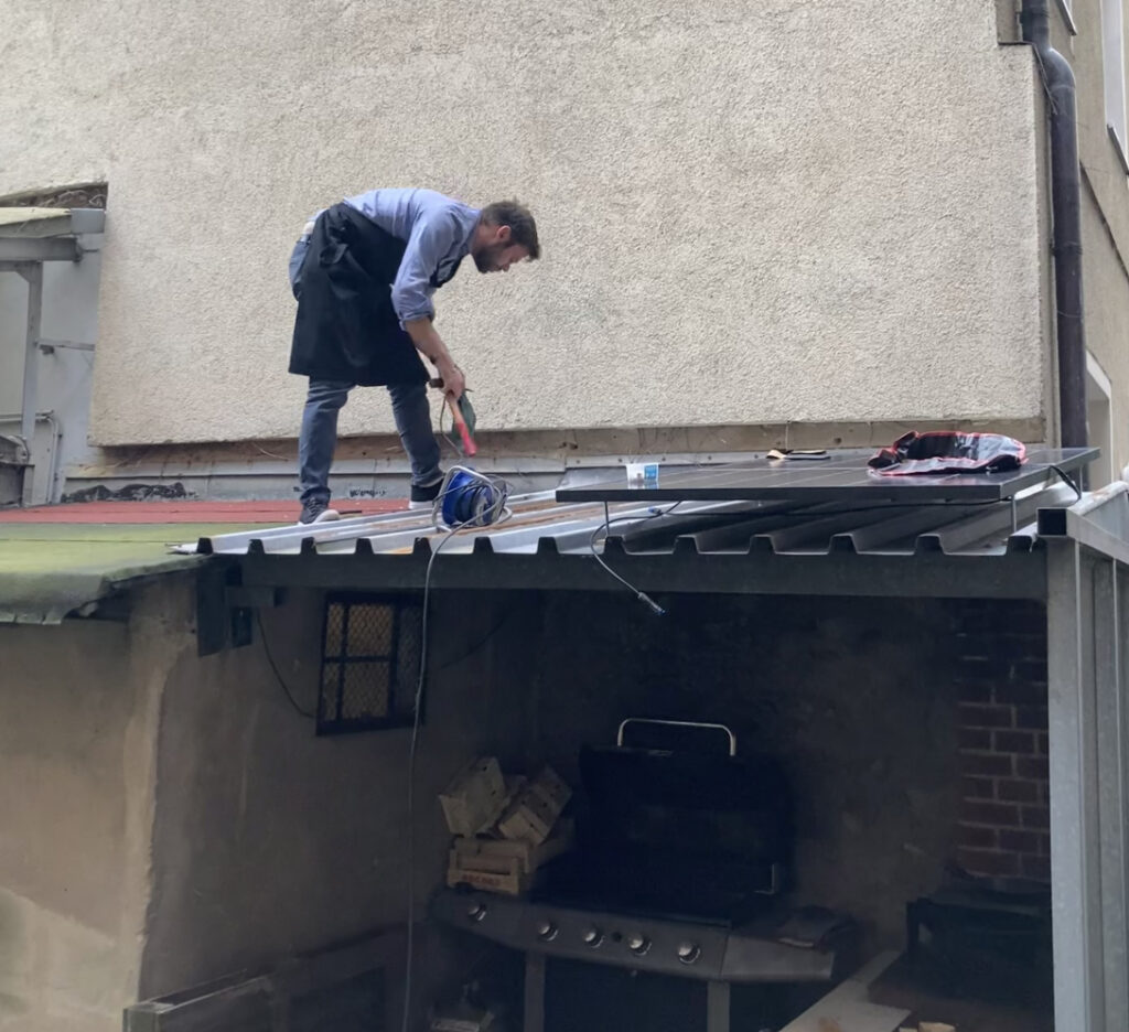 Aufbau eines Steckersolargerätes auf einem Dach
