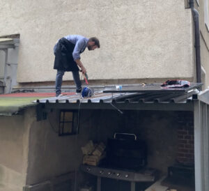 Aufbau eines Steckersolargerätes auf einem Dach